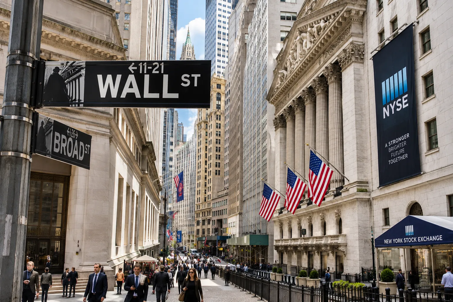 Mặt tiền Sở Giao dịch Chứng khoán New York (NYSE / Wall Street) với quốc kỳ Mỹ